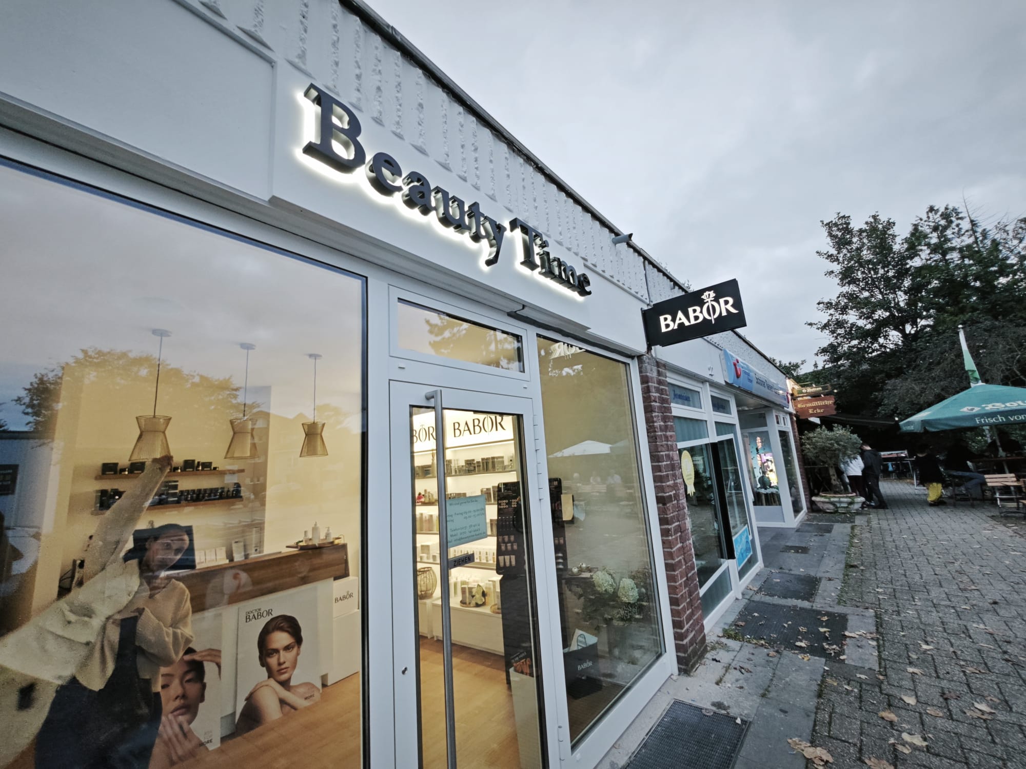 Eingang und Schaufenster von Beauty Time in der Fußgängerzone