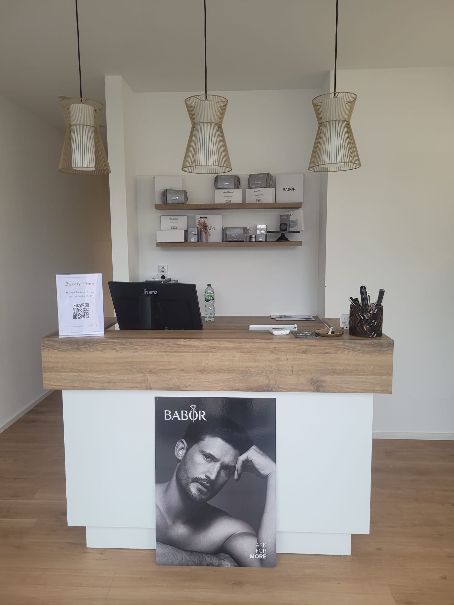Empfangstheke mit BABOR-Plakat und Pendelleuchten