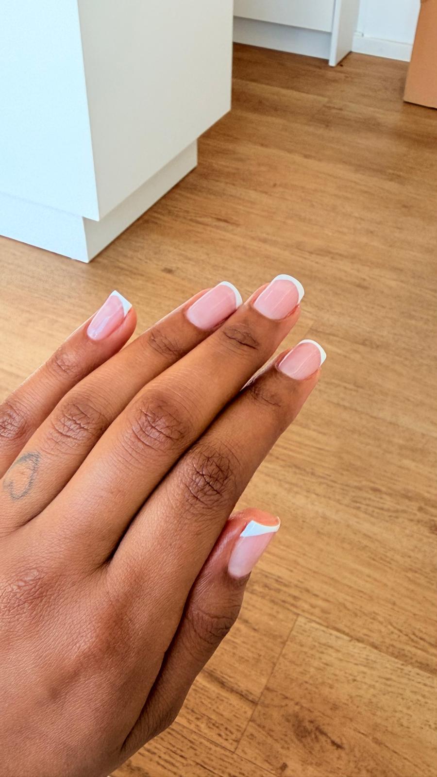 French Nails mit weißer Spitze