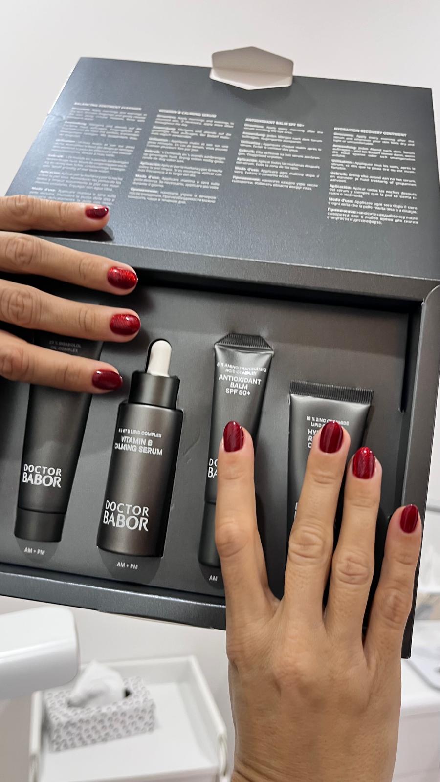 Rote Nägel an einer geöffneten DOCTOR BABOR Box