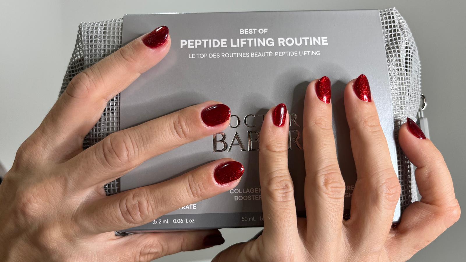 Rot lackierte Nägel auf dem DOCTOR BABOR Peptide Lifting Set