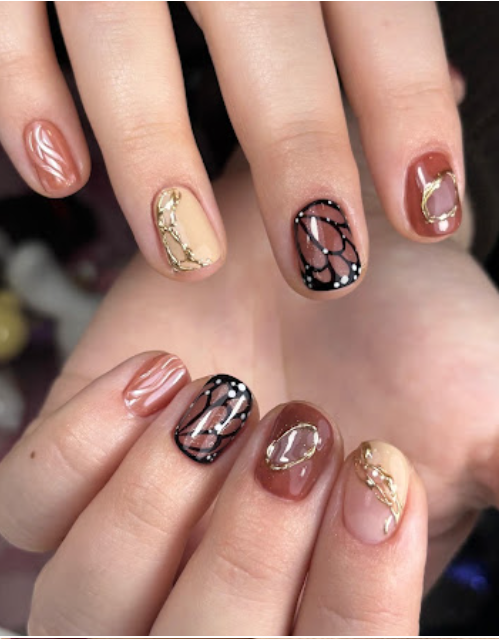 Nail Art in Braun, Schwarz und Gold mit Marmor-Optik