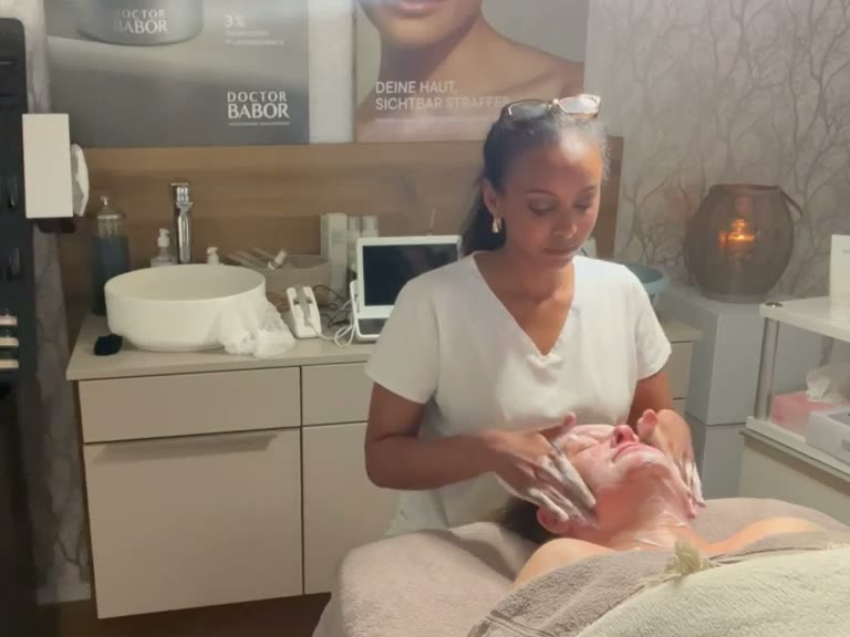 AquaPure-Gesichtsbehandlung: Kosmetikerin reinigt die Haut einer Kundin in der Kabine von Beauty Time