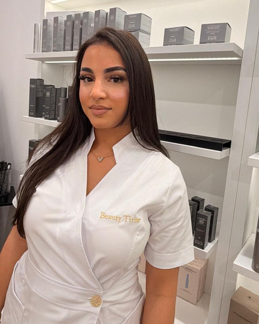 Lana Al-Hussein, Kosmetikerin bei Beauty Time, vor dem BABOR-Regal im Studio in Kaarst